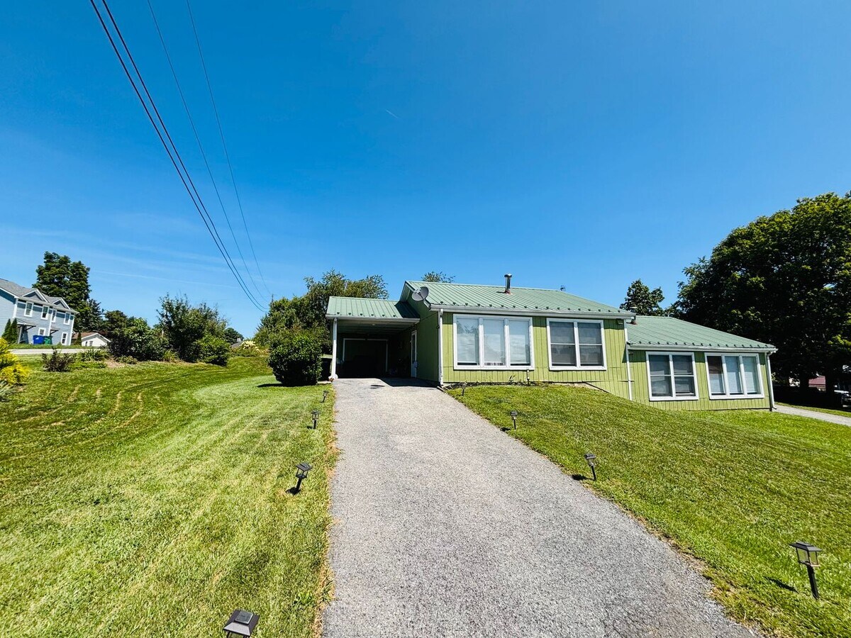 Photo - 400 Wakeman Ct NE