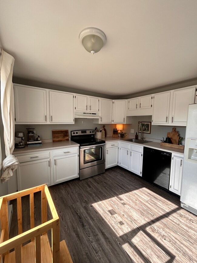 Updated kitchen - 252 Union St