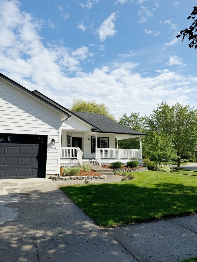 Building Photo - 1923 W Hampson Ave