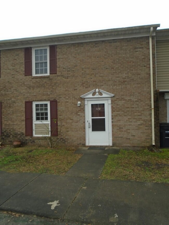 Building Photo - Charming 3 bedroom 1 1/2 bath townhouse lo...