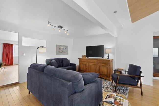 Photo - 1640 Stanford Dr NE