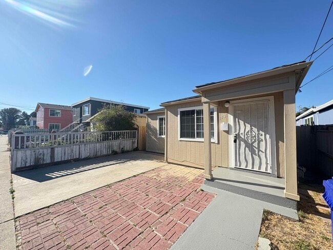Building Photo - 1337 California Ave Rental