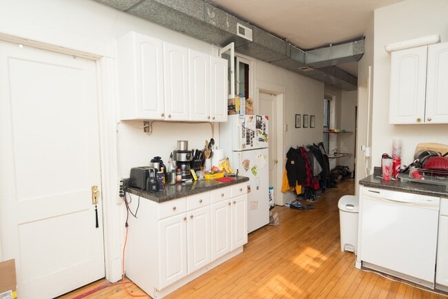 Photo - 1927 W Schiller St Unit F4