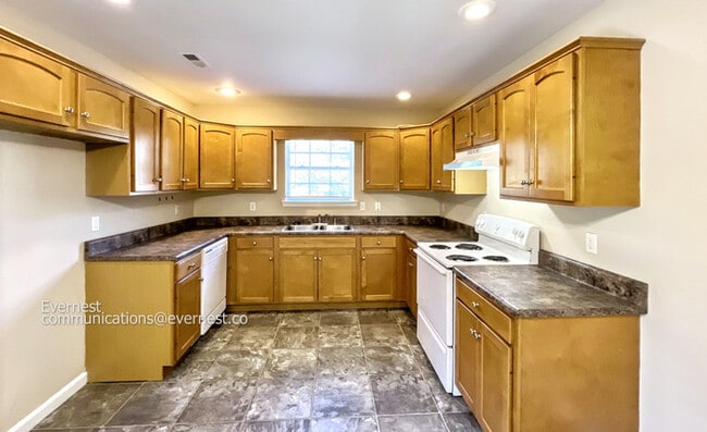 Photo - 181 Fox Crest Dr SW