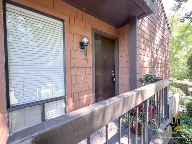 Building Photo - 887 Woodside Ln E Unit #3