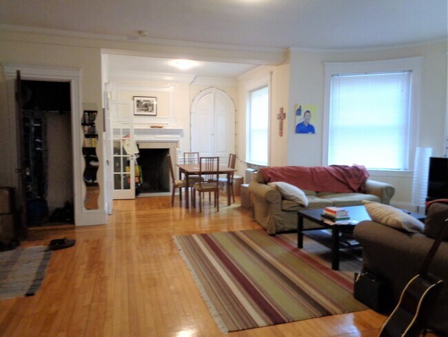 Building Photo - 1120 Beacon St Unit 2D