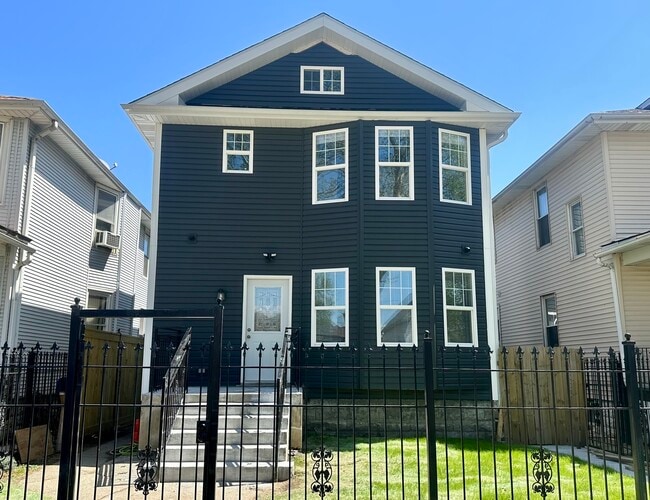 Building Photo - 2233 N Lawler Ave Unit GDN