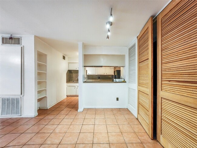 Building Photo - 3131 Cummins St Unit 15