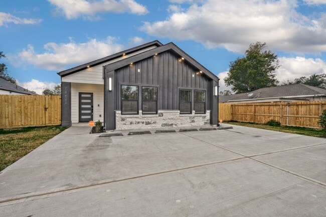 Photo - 7811 Sandra St