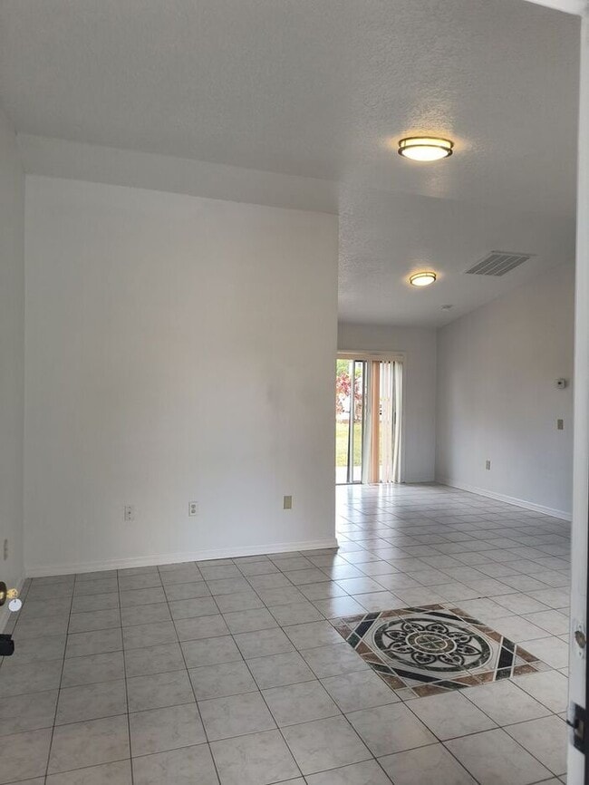 Photo - Single Family Home in Poinciana, FREE RENT!!!!