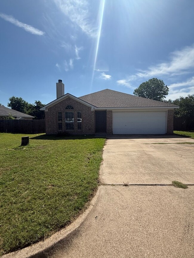 Building Photo - 3/2/2 - Newly Remodeled- FENCED YARD