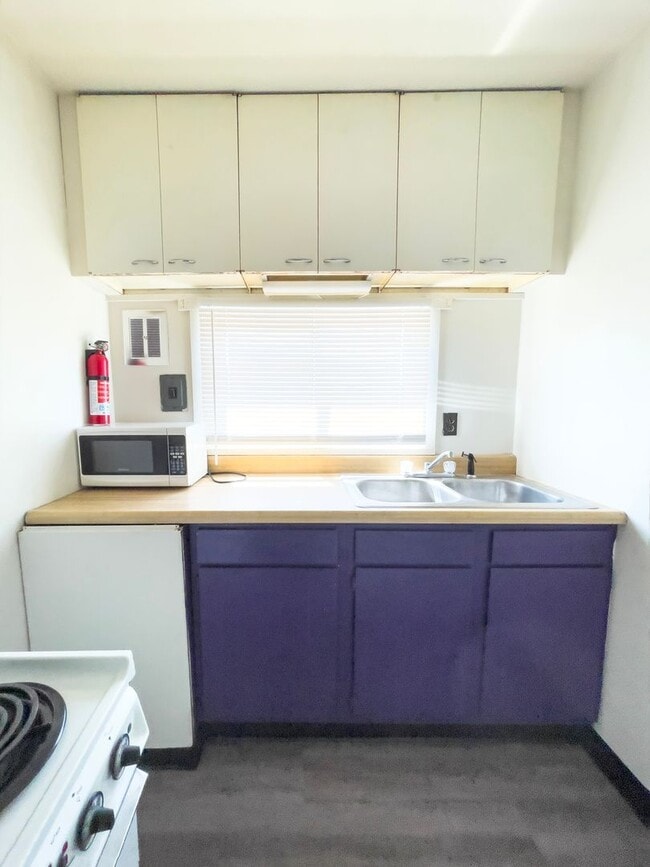 Building Photo - PRELEASING for AUGUST! Close to Campus Unit 07