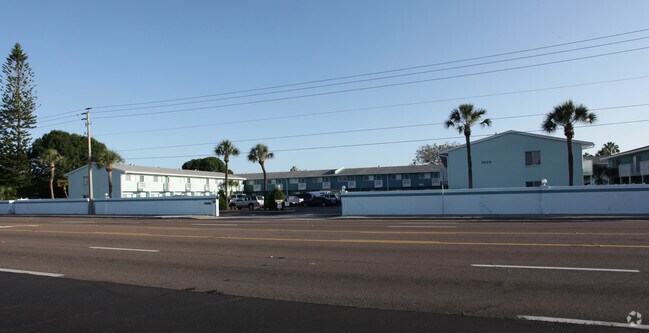 3535 Bee Ridge Rd - Village Green Apartments