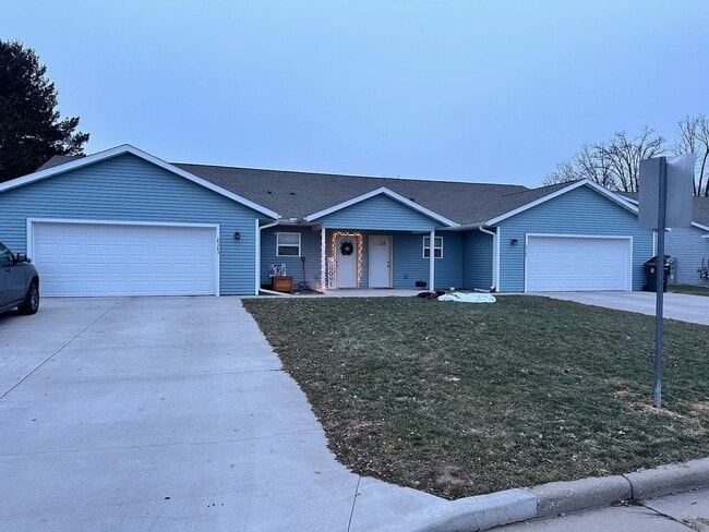 Building Photo - 3 Bedroom Duplex