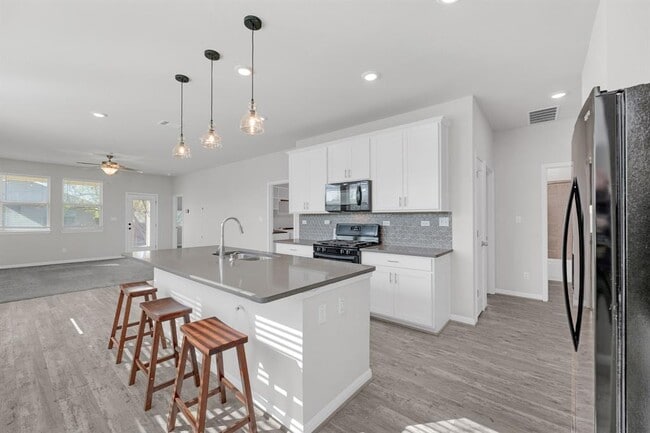 Photo - 101 Mountain Valley St