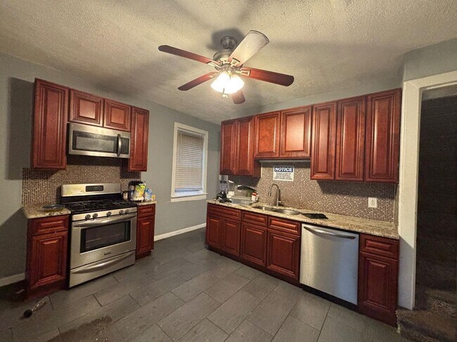 Photo - 649 W State St