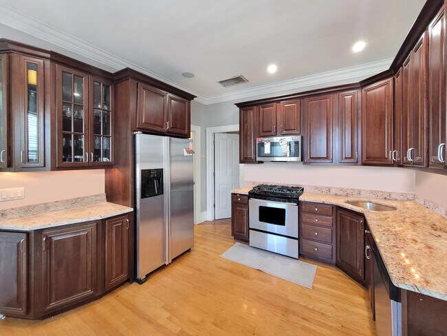 Building Photo - 32 Ward St Unit 3