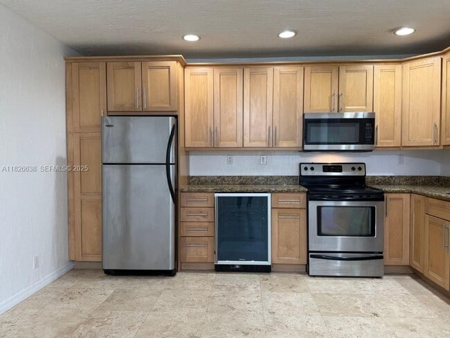 Building Photo - 530 NE 15th Ct Unit 6