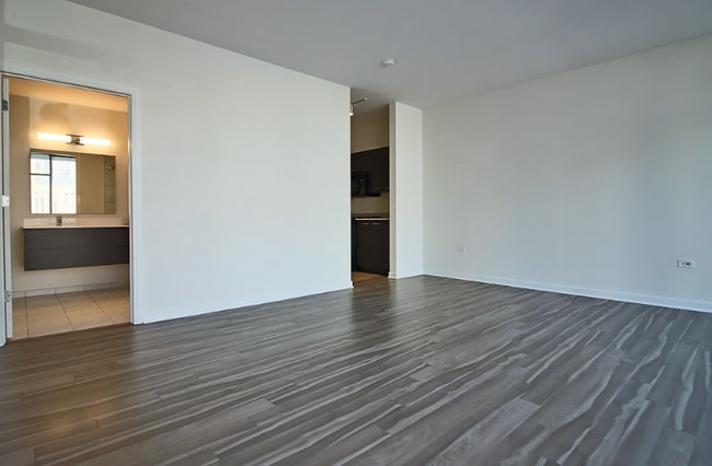 Building Photo - 800 N LaSalle St Unit 1005 Rental