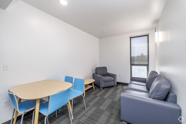 3BR, 3BA - 870SF - Living Room - Central Collegetown - Catherine Commons