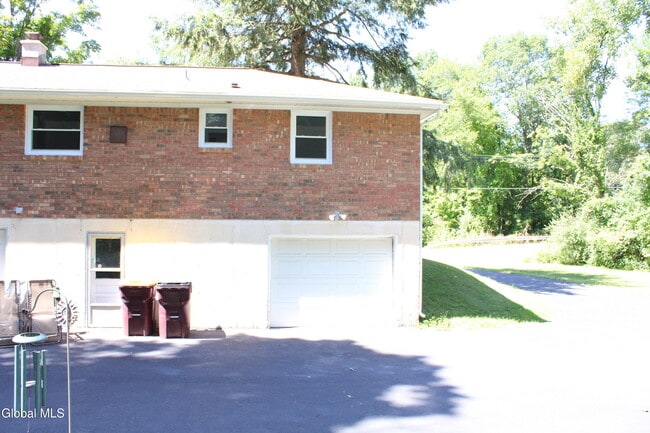 Photo - 8 Zelenke Dr
