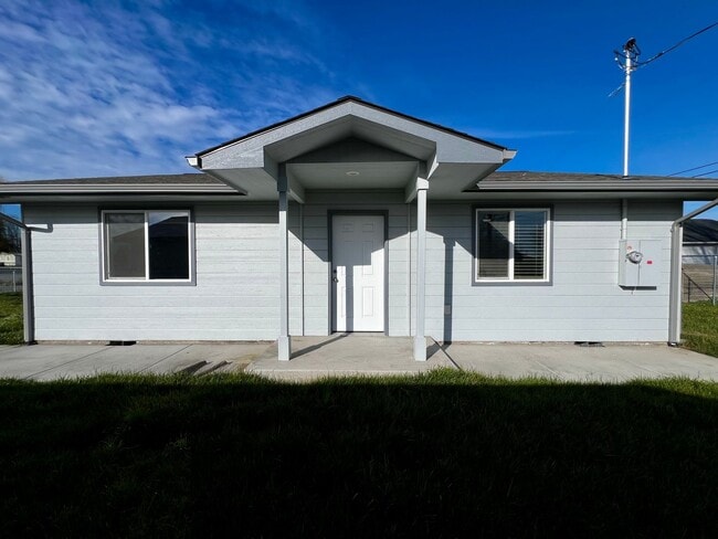 Photo - 2005 Ledwich Ave