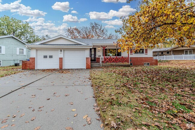 Building Photo - Charming Single Family Home