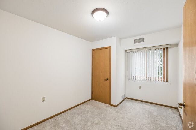 2BR, 1BA - 1,000SF - Bedroom