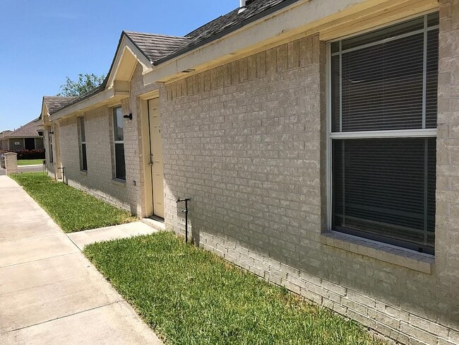 Building Photo - 2016 Bahamas Dr Unit #1