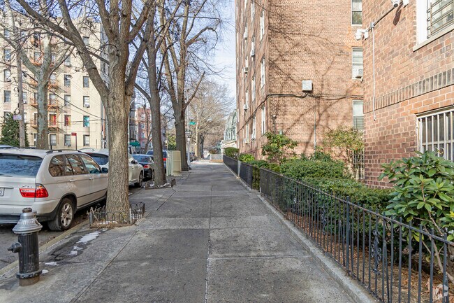 Pasarela - 325 E 201st St