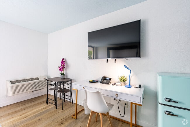 STUDIO, 1BA - 400SF - Dining/Desk - Chateau Mar Golf Resort Apartments