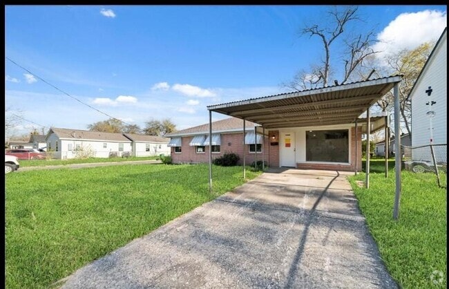 Building Photo - 800 E Adoue Ave Rental