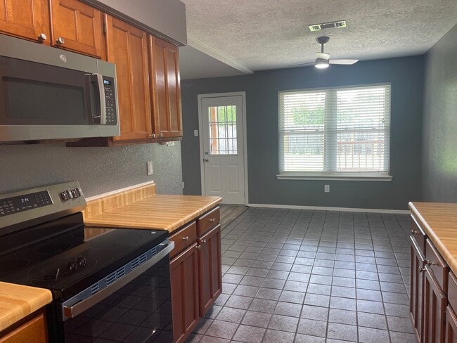 Photo - 210 Tara Plantation Dr