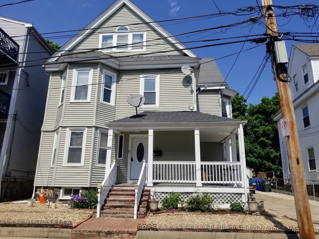 Located in a quiet one way street next to North Harvard Street