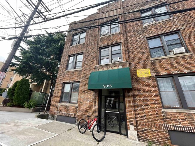 Building Photo - 9015 Bergenwood Ave Unit #7