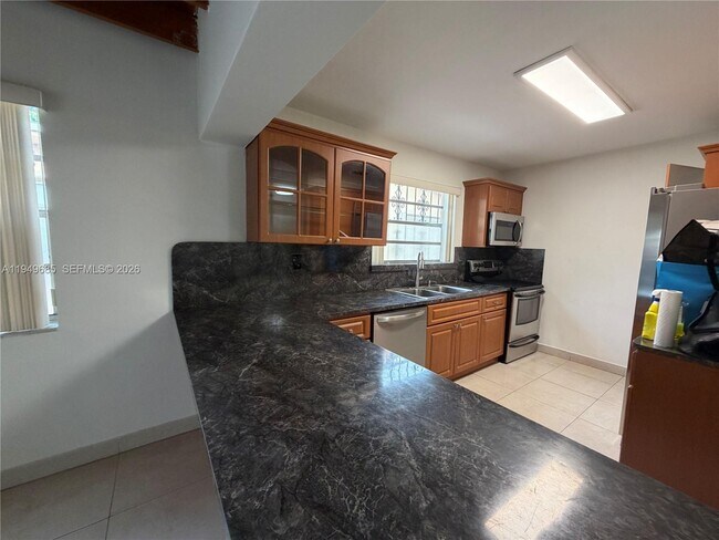 Photo - 425 E 17th St Unit Rear