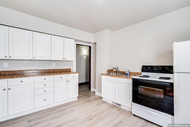 Building Photo - 1901 S Jefferson St Unit 1901