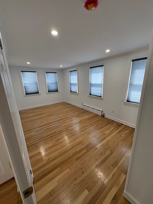 Building Photo - 2814 Weeks Ave Unit 1