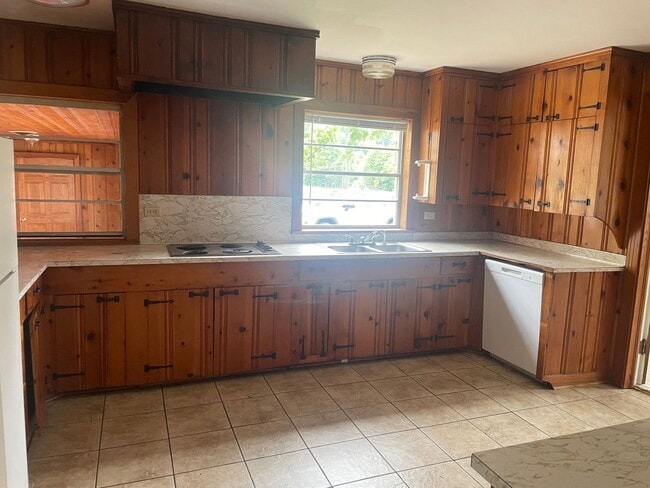 Building Photo - 3br 1 ba Farmhouse