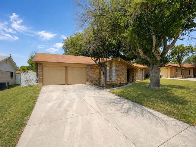 Building Photo - Spacious single-story rental offering 3 bedrooms, 2 full baths and approximately 1,405 square fee...