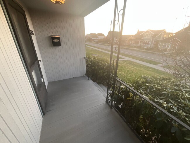 Photo - Beautiful 2 Bedroom Home on Grand Ave in E...