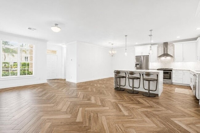 Photo - 350 SW 8th St