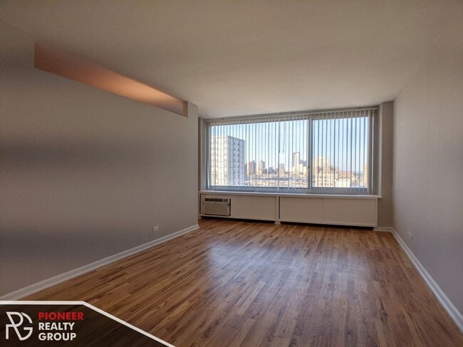 Building Photo - 4600 N Clarendon Ave Unit 1009