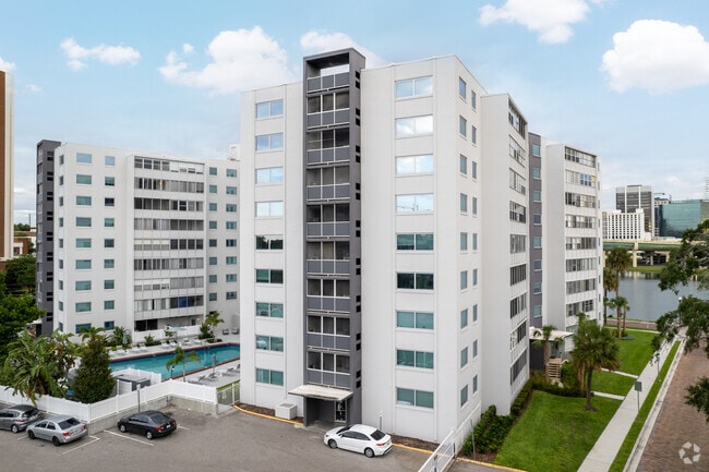 20 S Lucerne Cir W