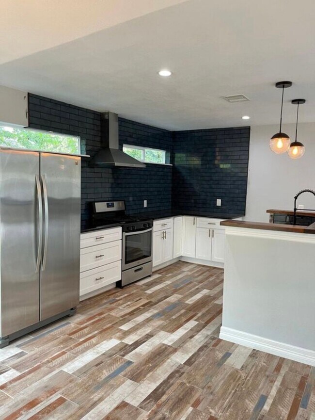 Photo - 425 Plymouth St