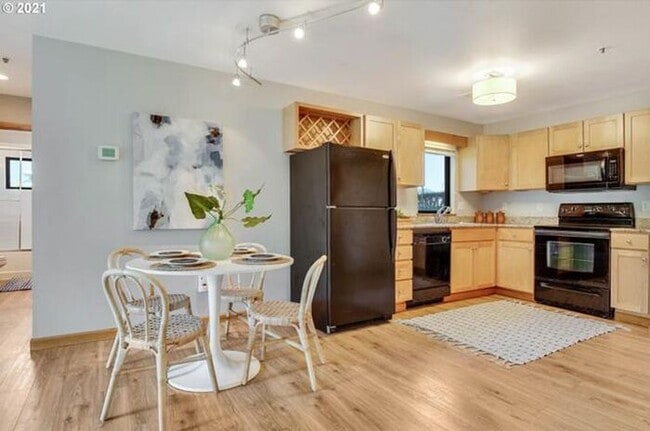 Building Photo - Modern Waterfront Living at The McCormick Pier! Call TODAY to schedule a tour! 503-664-4101