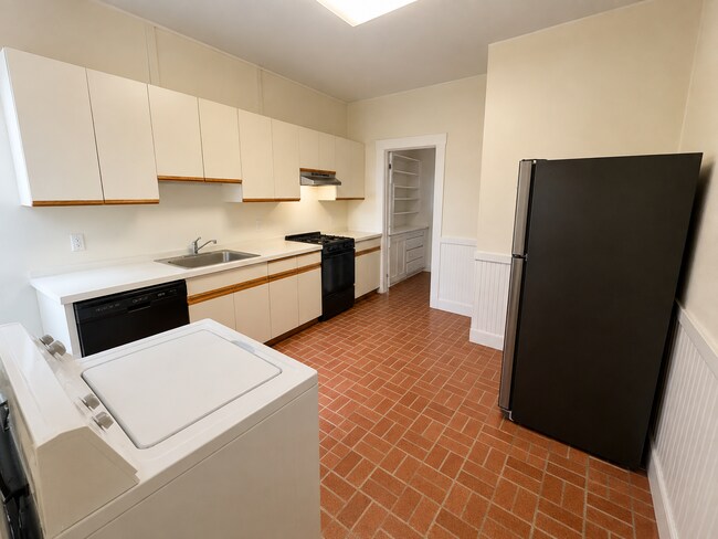 106 Strathmore Rd Unit 3T