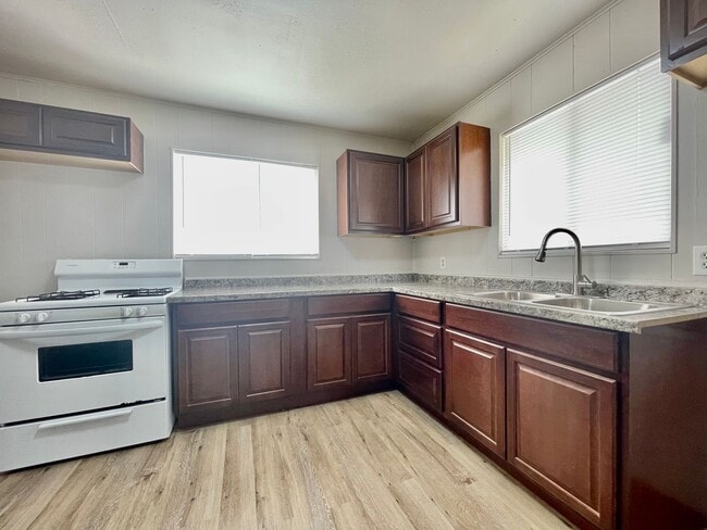 Building Photo - 2 Bedroom / 1 Bathroom Duplex Unit