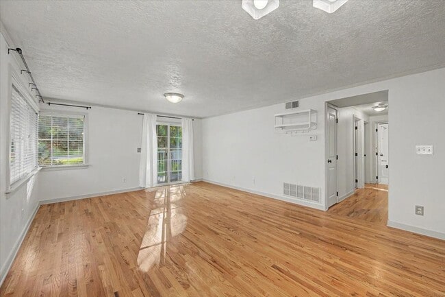 Photo - 407 Village Ln