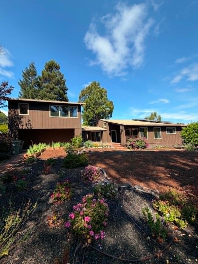 Photo - 775 Hillcrest Way